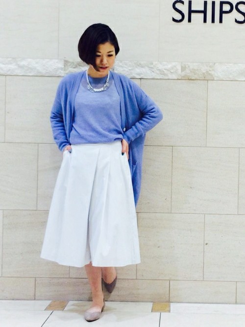 春物が続々と入荷しております。
今回は、「ラベンダー色」のニット取り入れた春コーディネイト。
合わせたワイドパンツは、ラップスカート風の個性的なデザインです。