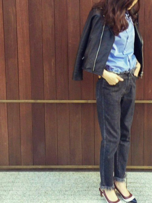 レザーのライダースジャケットに、Jackson matisseに別注オーダーした
ブラックのカットオフデニムを合わせました。
ライダース、デニム、シャツのスタンダードなアイテムを、
色とトレンドのディテールで今季らしくカジュアルアップ。

モデル：164㎝