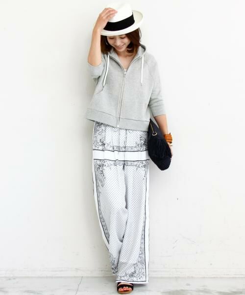 WEB限定のドルマンパーカに、
バンダナ柄がキュートなワイドパンツを合わせたリラックススタイル。 
トーンを合わせながら、トレンドの柄と小物使いで今季らしい装いに。 

モデル：163㎝
