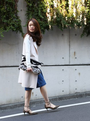 今季もスタイリングにはずせないのがデニム。とろみ感があるジレとデニムスカートを合わせて、大人カジュアルに仕上げました。足元のレースアップシューズで、女性らしさもアップします。