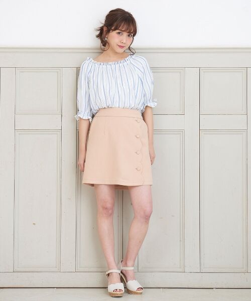 ストライプ柄のブラウスにピンクのボトムで春らしい爽やかなコーデに◎
存在感のあるトップスにはすっきりしたボトムがバランス良いですね！
ブラウスはオフショルダーにしてちょっぴり肌見せも女性らしさをあげるポイントです！