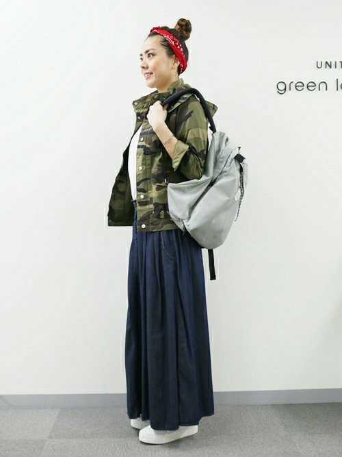 WEB限定で大ヒットしている2WAYデッキパーカーで春の休日スタイル。 
アクセントになるカモフラ柄はデニムカラーと相性バツグン! 
軽くて持ちやすい[別注]fredrik packers ポーチ付バックパックはレジャーにおすすめのアイテムです。