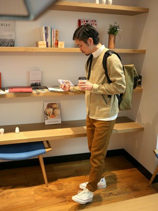 季節感のあるベージュカラーでまとめたワントーンスタイル。
リネン混素材のジャケットとパンツを合わせた春らしい清涼感もポイント。
旬なトレンドのノーカラージャケットは汎用性が高いおすすめのアウターです。