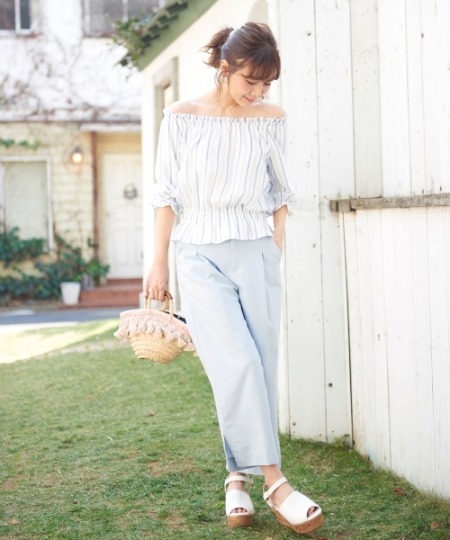 さっぱりとした生地に淡い色合いのストライプ柄が印象的な、
これからの季節に重宝するブラウス♪