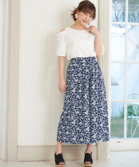 小花柄が大人っぽい印象のワイドパンツはリラックス感もあり、
大人のリゾートコーデに☆足元は高めのヒールで女性らしさをアップしましょう！
春夏のおでかけにオススメのコーディネートです。