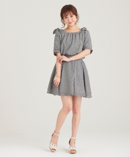 シアーギンガムリボンブラウス、
シアーギンガムスカパンはセットアップでも着れるアイテムです！
ウエストインで着るとワンピース風にガーリーに着こなせます。
チェック柄で存在感もあるので、
それぞれ単品でもコーディネートの主役になりますよ◎
