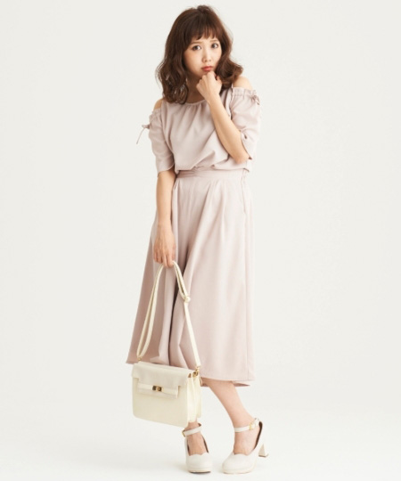 トップスは「肩開きリボンブラウス」、ボトムは「スカラップポケットガウチョパンツ」。
合わせてコーディネートするとセットアップになります！
今年トレンドのちょっぴり肩見せで女性らしさをアピールしましょう☆