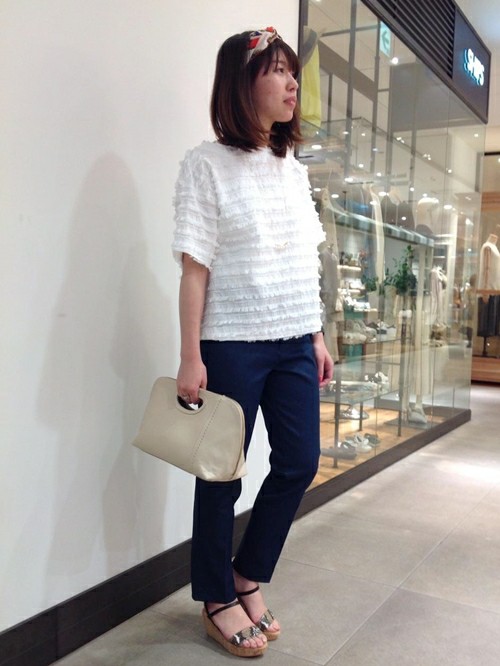 白いブラウスにデニムのシンプルなスタイルに
小物で遊びを入れてみませんか。
