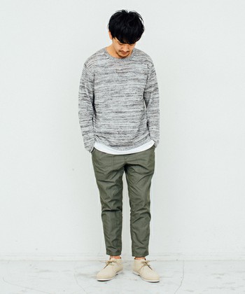 ミリタリーテイストを取り入れつつも、落ち着いた大人なコーディネート。
パンツはイージー仕様になっており、見た目以上にリラックスして着用出来ます。