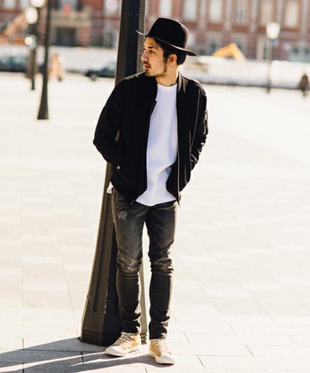 今時季にイメージのないブラックコーディネート。
重たくなり過ぎないようにインナーやシューズなどは、
明るめにするのがマストです。

モデル：177㎝