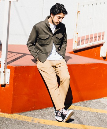 今季もトレンドのミリタリーアイテム。重ためなトップスに対して、
パンツはアンクル丈にすることで軽さを出しました。
今季、アンクルパンツにはハイカットのスニーカーを合わせるのが気分です。 

モデル:177㎝