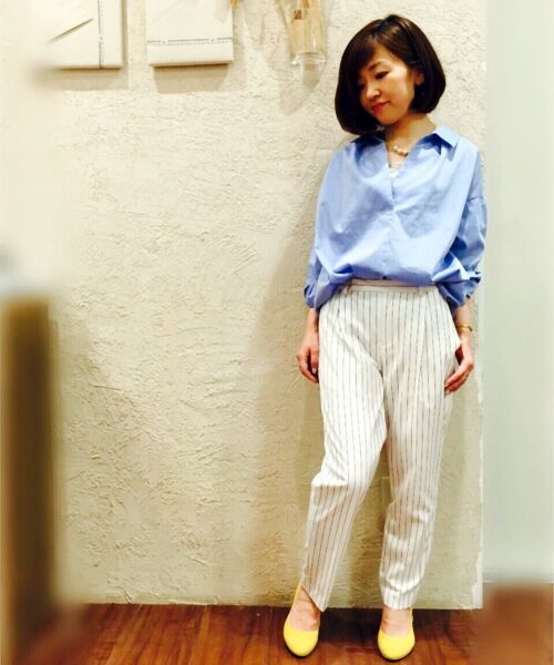 爽やかなブルーにストライプパンツでスタイリッシュな印象に♪
いつものスタイルに少し変化を付けたい方におすすめです◎