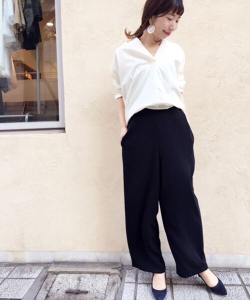 ざっくりと開いた襟ぐりが女性らしい印象のスキッパーシャツは、
ややハリのある微光沢素材で、さらりと軽い着心地がポイントです♪