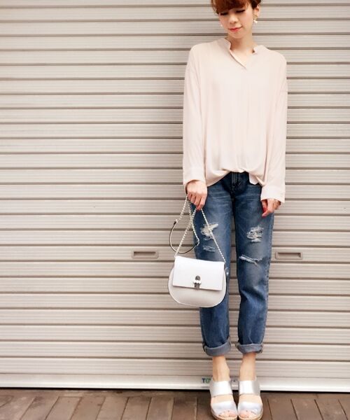 今季注目度の高いスキッパーデザインを着心地良く着るだけで
こなれ感が演出できるブラウスが登場！