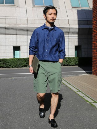 リネンシャツ×ミリタリーショートパンツが季節感満載の夏スタイル。
トップスインとバンダナで今年らしい着こなしを意識しています。
旬なリネンシャツは様々なコーディネートで活躍してくれるおすすめのアイテムです。