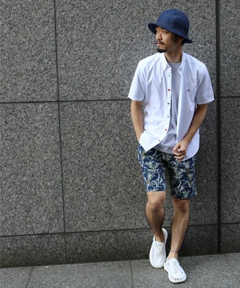 夏らしい雰囲気でまとめたレジャースタイル。
定番のアイテムにパイナップル柄のショートパンツが程よいアクセントに。
清涼感のある色柄が今の季節にぴったりなコーディネートです。