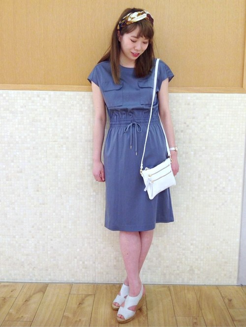 夏らしいお色ダブルポケットワンピースが入荷致しました。
光沢感がある生地感で、ジャケット合わせにも最適です。