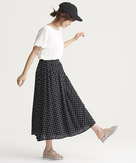 シンプルな白カットソーは袖と裾がスカラップデザインになっており、
さりげないポイントが視線を集めます☆ボトムはフェザー柄。
カジュアルに着こなせるロングスカートです