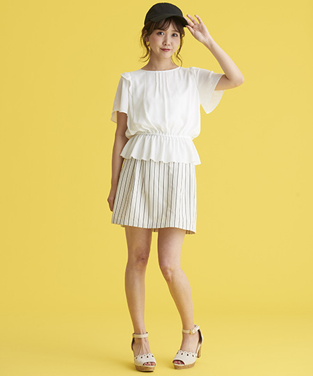 大きめのフリルがついたブラウスはボトムによって甘めにもカジュアルにも変化ができます◎
ストライプの台形スカートにキャップを合わせてカジュアルコーディネートに仕上げました♪