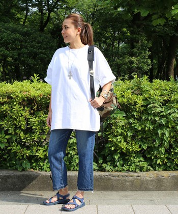 MADE IN USAならではのしっかりした素材が魅力の【CAMBER(キャンバー)】BIG Tシャツは、チュニック感覚で合わせられる、今季大注目のアイテム。
シンプルにデニム×スポーツサンダルとのコーディネートがおすすめです!