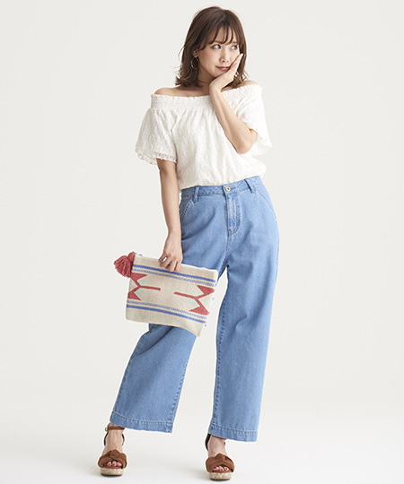 人気のオフショルデザインでヘルシーな肩見せが今年のトレンド◎
デニムパンツを合わせて爽やかなカジュアルスタイルです♪