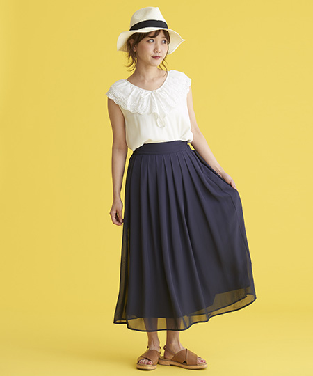 柔らかい素材のマキシスカートが落ち着いたコーディネート。
ほどよい透け感がネイビーのボトムでも軽い印象にまとまります◎
大きな衿と刺繍で甘さをプラス☆
楽に動けるので夏の旅行にオススメのスタイリングです！