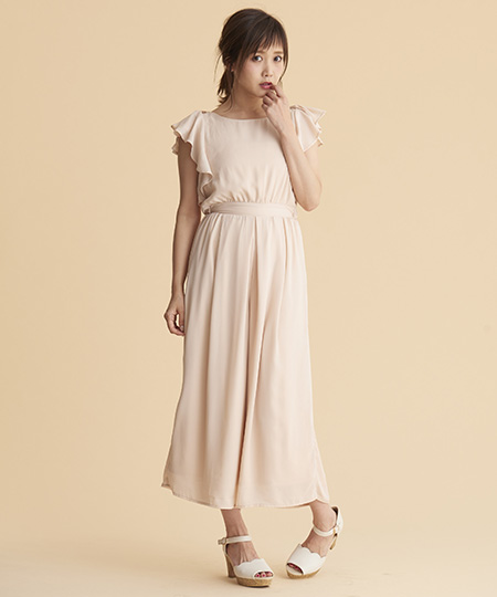 肩部分にリボンディティールのフリルがついた甘いオールインワン☆
肩も隠れるので、1枚で結婚式・二次会・およばれにも活躍するコーディネートです♪