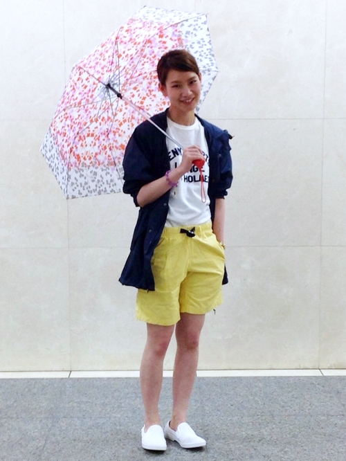 軽い素材感のあるフィッシュテイルパーカーに、インラインにはない素材とカラーでつくられた
SHIPS別注【GRAMICCI 】のショートパンツで、憂うつな梅雨の季節を楽しみませんか？
店内ではレイングッズも豊富に揃いました！
キャンプやフェスなどで大活躍間違いなしです♪