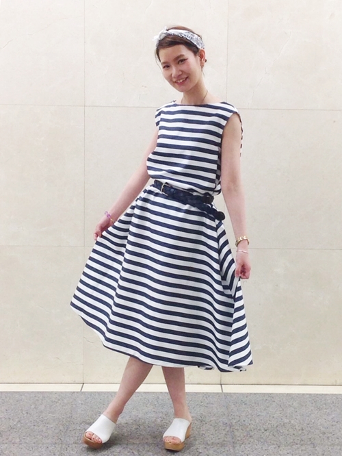 横にボリュームの出るAラインのワンピース。
胸周りはスッキリとシンプルデザインなので、フェミニンになり過ぎません。
上に羽織れば幅広い季節で使える一枚です。
大切な日のとっておきの一枚にしませんか？