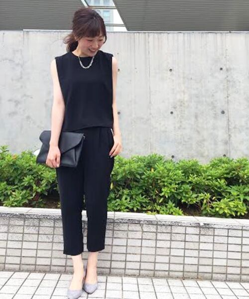 ラグジュアリーな雰囲気に仕上げたドレスセットアップ。
後身頃が長めのトレンドライクなデザインに、
トップスとボトムでセパレート使いもできるお得なセットです◎