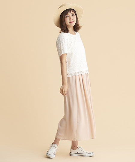 総レースの上品&甘いトップスを、トレンドのスカーチョとスニーカーでカジュアルダウン☆
アクティブスタイルだけど淡いピンクと揺れる素材でとてもフェミニンな印象になります♪