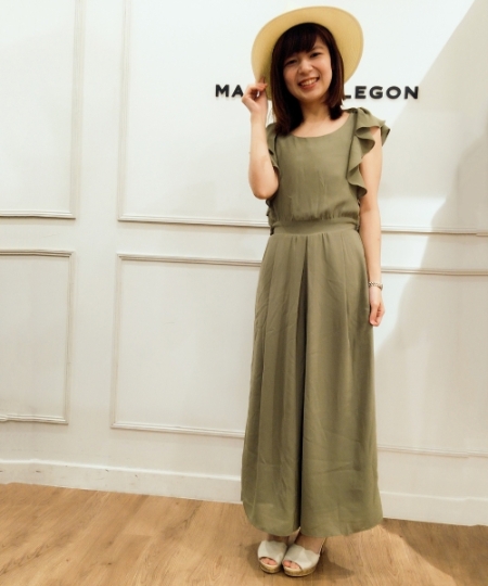 花びらのようにひらひらと広がるスリーブデザインが目を惹く、
ガーリーな魅力溢れるオールインワン♪

肩のフリルを上から見るとリボンディティールになっており、
さりげない甘さがポイントです！