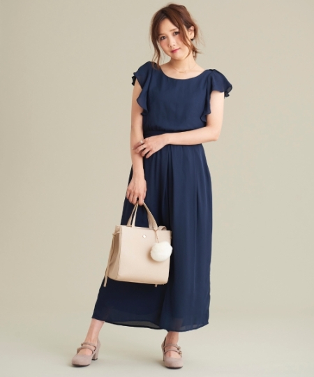 花びらのようにひらひらと広がるスリーブデザインが目を惹く
ガーリーな魅力溢れるオールインワン♪