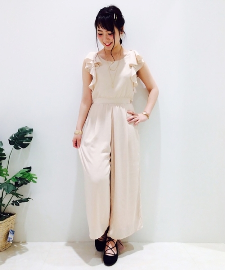 リボンオールインワンを使ったコーディネート☆

程よく透け感のあるサラリとした素材で仕上げられていることで、
これからの季節にぴったりのさっぱりとした着心地になっています◎