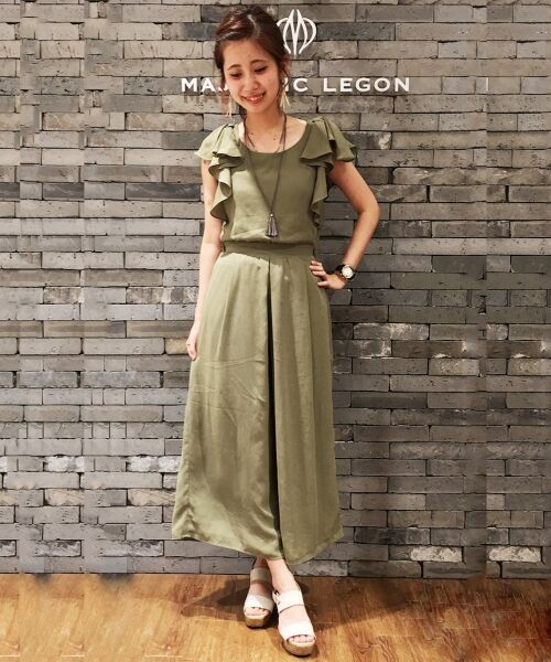 花びらのようにひらひらと広がるスリーブデザインが目を惹く、
ガーリーな魅力溢れるオールインワン♪
肩のフリルを上から見るとリボンディティールになっており、
さりげない甘さがポイントです！