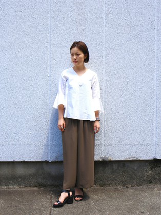 ルーズなシルエットのアイテムを組み合わせて、夏らしくエフォートレスシックなスタイリングに。
ラフな印象になりすぎないよう、ベルスリーブブラウスやとろみ感のあるワイドパンツなど、ディティールや素材に女性らしいアイテムをもってきました。足元には少し高さのあるヒールを合わせると全体的にすっきりします。