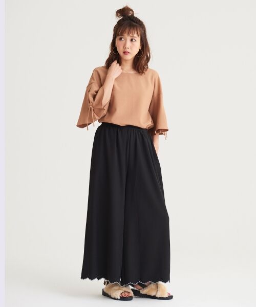 ふわっと広がるフレア袖に、
編み上げデザインが施されたブラウス☆

シックなカラーリングで大人カジュアルスタイルにピッタリの1枚です♪