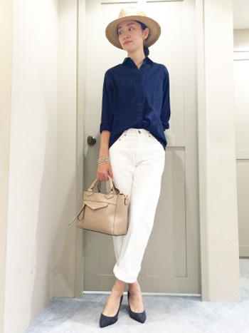 知的な印象のカラーでまとめたスタイリングの仕上げに、ミニサイズのベージュトートで大人なニュアンスをプラスしました。
秋の始めにも是非オススメなコーディネートです。