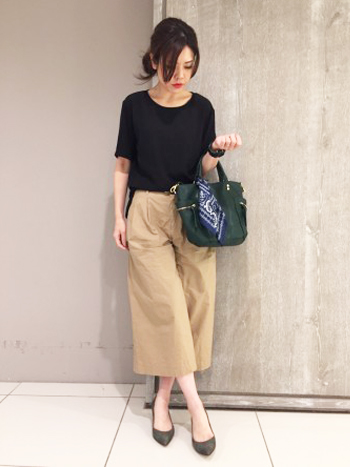 定番で大人気の「サイドポケットショルダー」に秋の新色が入荷しました。
こちらも新色のグリーン、キャメル、ベージュをご用意しております。使いにオススメです。