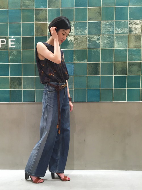 Adam Et Rope スタッフのベルト サスペンダーを使ったレディースファッションコーディネート No