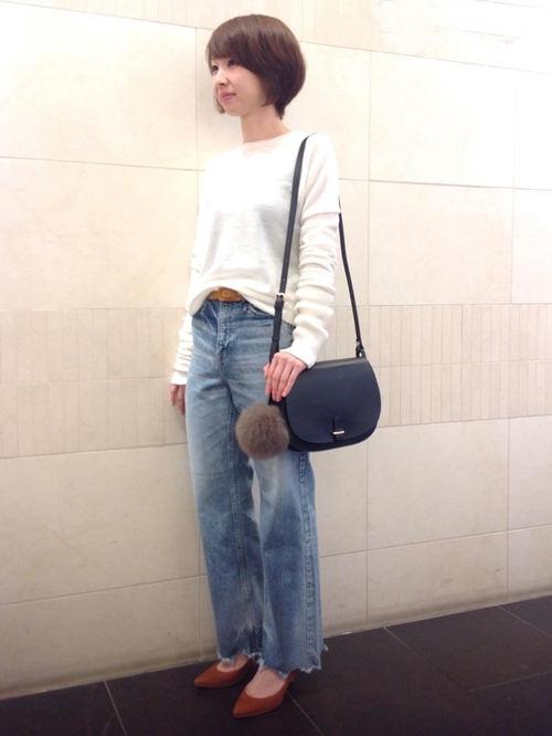 袖のくしゅっと感が甘すぎない女性らしさを演出。
シンプルなデザインなので遊び心ある小物ともマッチします！