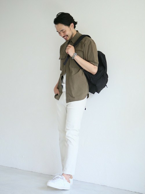 White color style 
new balance“Pro Court”をメインに白を基調としたスタイリング。 
ブラックやオリーブなど落ち着いたカラーと組み合わせることで、大人っぽくクリーンな印象に。 

■new balance“Pro Court” 
「こだわりのWHITE」をコンセプトにした、オールレザーの別注モデル。 
今回セレクトした人気のモデルPro Courtは、クラシカルなバルカナイズド製法、ニューバランス独自のEVAクッションを内蔵し、快適な履き心地を実現しました。 
是非チェックしてみてください。