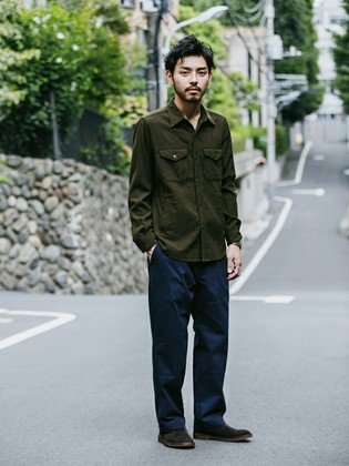 clean military
起毛感のあるウールのCPOジャケットに、ワイドテーパードシルエットが特長の別注DICKIESのパンツを合わせ、ゆるくラフな着こなしに。
足元はチャッカブーツで引き締め大人っぽさを演出。