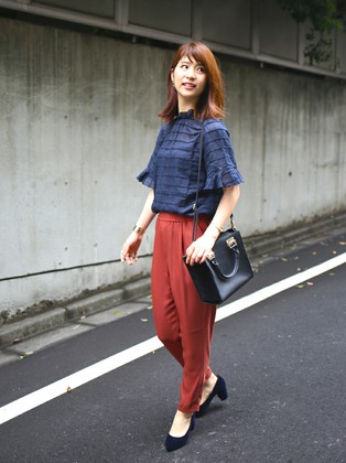 この時期のコーディネートは、夏素材×秋カラーをうまく組み合わせることで、スタイリングの鮮度がぐっとアップします。秋カラーの代表、ワインレッドのテーパードパンツは、すっきりとしたシルエットが美しく、ヒールパンプスと相性抜群です。シースルー素材のチェックシャツを合わせて、爽やかな印象に仕上げました。