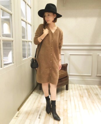 本日はふわふわのラクーンを使ったニットワンピースのご紹介です。

こちらは前後2wayで着て頂けるものです！袖丈も少し短めでスッキリと着ていただけます。ボタンを開けて頂くとカーディガンとしても使える優れものなんです。

お色はブラウン、ブラック、ネイビー、キャメルの4色展開です。
ぜひ、チェックしてみてください！