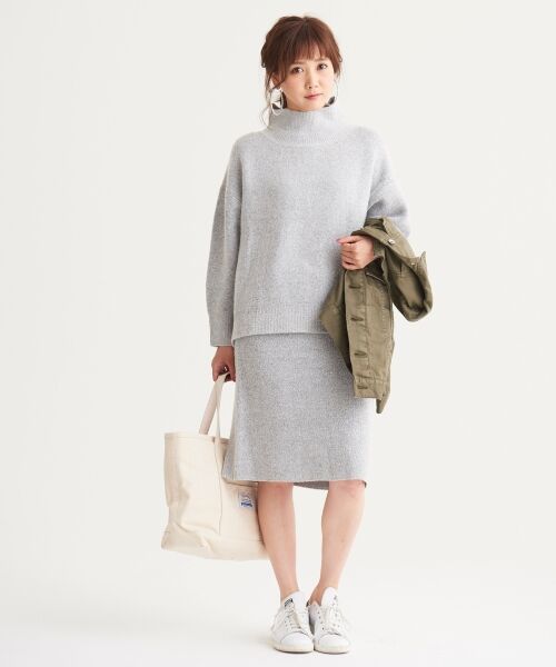 ふんわりとした見た目が可愛い
もこもこのブークレニット仕立てのタイトスカート！
同素材のプルオーバーと合わせた
セットアップ風スタイルがおすすめです◎