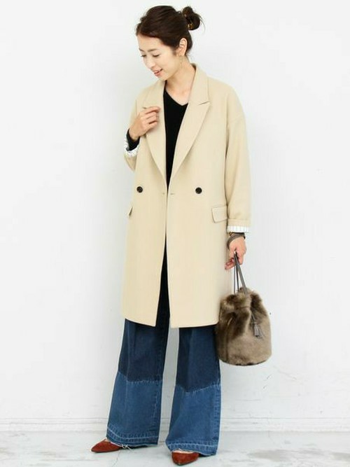 WEB限定のコクーンコートは、
オーストリアで織られる伝統的な厚手の
紡毛素材『LODEN CLOTH(ローデンクロス)』を
使用したスペシャルなアイテム。 
柔らかなベージュのトーンが、
抜け感のあるフォルムにマッチしています。 
キャッチーなリメイク風デニムを合わせて、
シンプルながらインパクトを感じる装いに。

モデル：163㎝