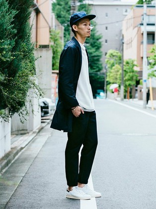 スニーカーとキャップというラフな合わせに、フランスのヴィンテージディテールを再現したワークコートをプラスして、 シックな印象のカジュアルスタイルに仕上げました。