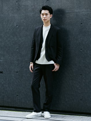 ブラウンカラーが今年らしいホームスパン地のセットアップ。 3ピースのスタイリングも、ニットやスニーカーでスポーティな印象に。