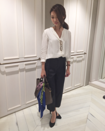 本日はオン・オフ共に使って頂ける、ブラウスのご紹介です。

クルーネックデザインで首回りがすっきりと見えるブラウスは透けにくく、光沢のある素材なので、一枚でも安心してお召しいただけます。
上品な優しい光沢はより女性らしい雰囲気になります♪
 
一緒に合わせたパンツはセンタープレスを施し、タックデザインと付属のベルトで腰回りがすっきりとしたデザインです！
お仕事にも普段着にも合わせやすくておすすめです☆